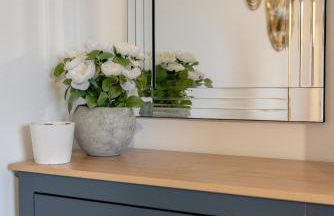 Glenroy Place - sleeps 7, private drive, log burner - Foto 11