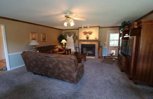 3-Bedroom Retreat with Private Yard - Photo 3