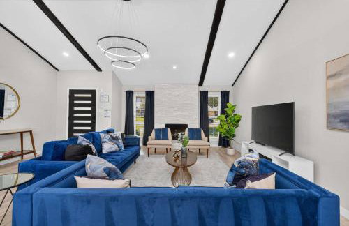 Perfect Getaway Home w Pool Jacuzzi Cinema Room - Photo 3