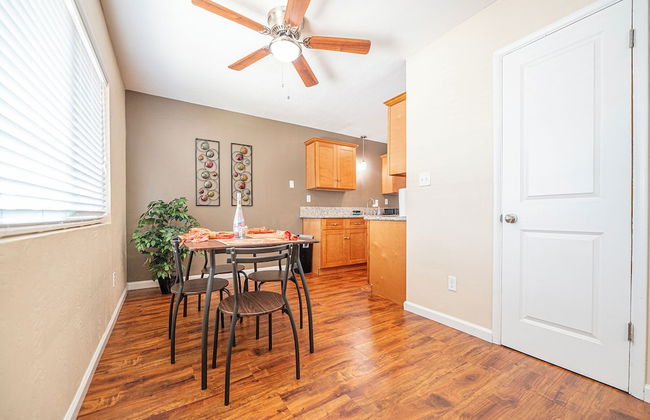 Longer Stay for Travelers Blocks from Hospital and Downtown Security Gates - Foto 16