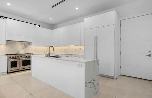 LVS Villa Blanco 5BR Coastal Oasis with Rooftop Sunset Deck Heated Pool Spa & Walk-to-Beach Access - Foto 70