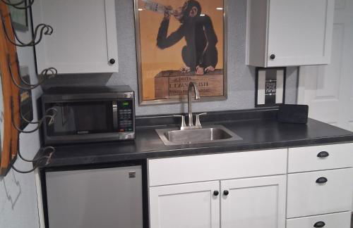 Fully Updated 3-Bedroom Ranch with Stylish Interiors, Full Furnishings, and Backyard Hangout Spaces - Foto 12