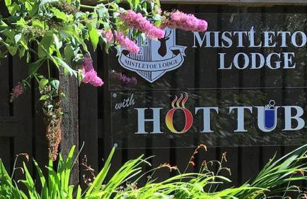 Mistletoe One Luxury Lodge with Hot Tub Windermere - Photo 18