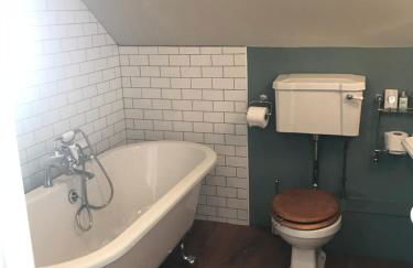 Duke of Monmouth penthouse luxury apartment Lyme Regis 3 bedroom parking Hot tub Garden dog friendly - Photo 14