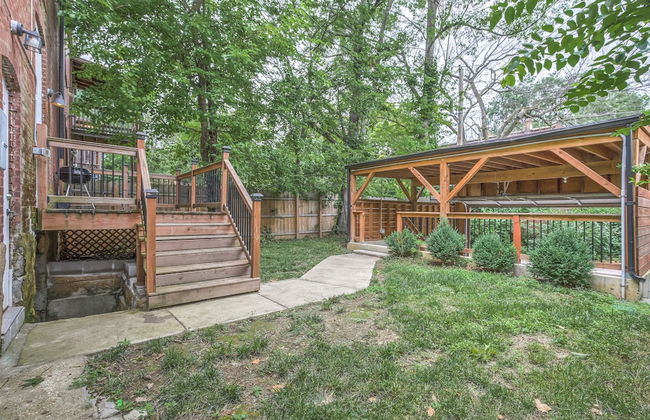 Expansive Downtown Home | JZ Vacation Rentals - Photo 35