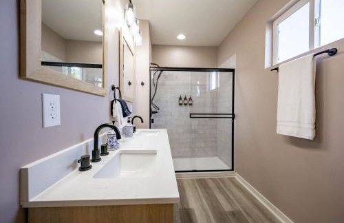 Modern & Stylish - Mins to Downtown - Family Friendly - Photo 13