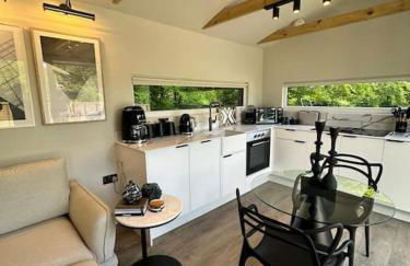 Luxurious Glass House with Private Hot tub - Photo 11