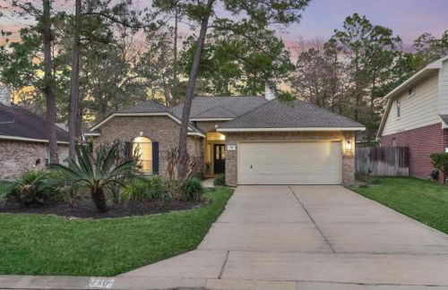 Lovely Woodlands home w/heated pool and spa! - Foto 71