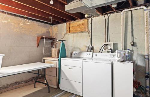 Bright & Cozy 2BR | Near Downtown, MSU & Hospitals - Foto 27
