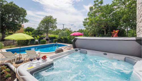 Amazing Home In Erzisce With Jacuzzi - Foto 2