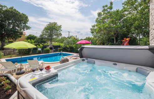 Amazing Home In Erzisce With Jacuzzi - Foto 2