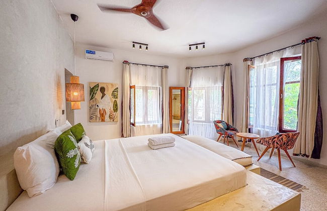 Solymar Staffed Beach Front Villa - Photo 16