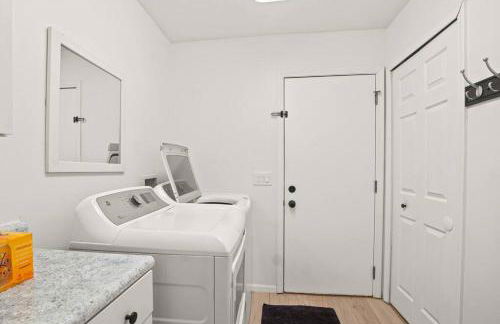 Delight: Bold & Bougie! Sleeps 12! Downtown Boyne - Foto 37