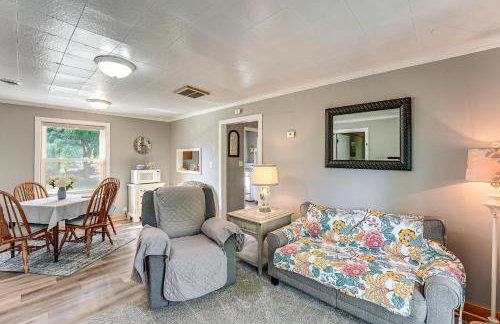 Wayland Retreat with Deck Walk to Downtown! - Foto 10