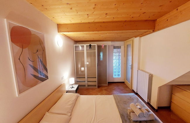 Red Villa With Shared Pool and Private Garden is the new Black on Lake Garda - Photo 6