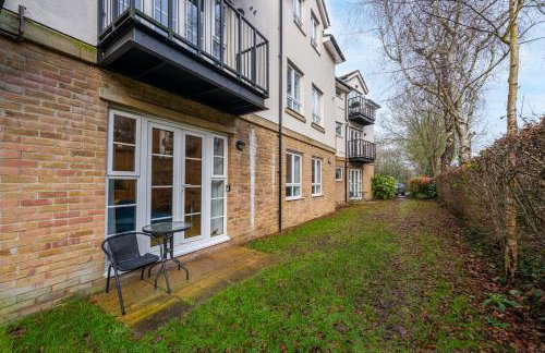 Bishops Stortford 2 Bed Flat - Free Parking - STN - Foto 18