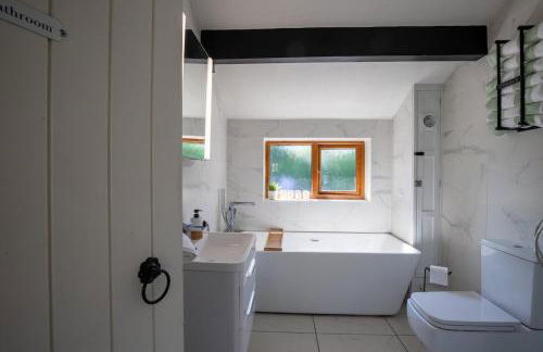 Rainbow Cottage Spacious Detached Home, Hot Tub, Sleeps 7 - Foto 8