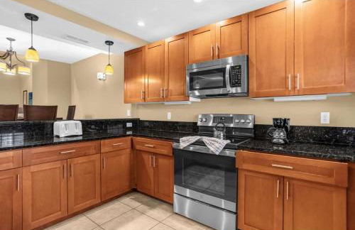 Cozy & Elegant 4BR Enchanted Townhouse - 1 Mile to Disney with Resort Pool, Gym, & Jacuzzi - Photo 8