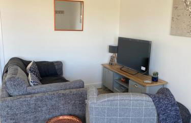 Bay - Brambles Chine, Colwell Bay - 5 star WiFi - Short walk to The Hut and beach - 1 night stays available - Ferry offers - Photo 3