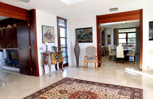 Villa de lujo con piscina, jacuzzi, jardín y terraza - Foto 15