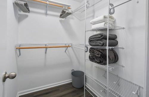 NEW! Large 3-story townhome Private, Self checkin, Pet Friendly! - Foto 19