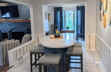 Walk to K-State, Sleeps 12, Pool Table, Hot Tub - Foto 20