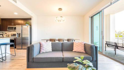 Waterside Retreat: Modern 2BR, Mins to Beach & Apt - Foto 2