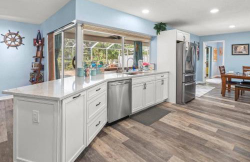 Pirates Den a 4BR Pet-Friendly Waterfront Oasis with Pool, Dock, Personal Water Boats, Fire Pit, Game Room and Bar - Foto 26