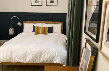 Designer Home 2 Bedroom - 20min to NYC WTC - Private Backyard - Foto 36