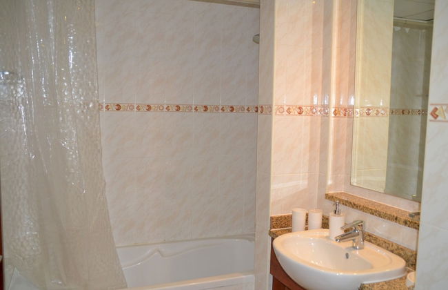 Delightful Lake View 1 Bedroom in JLT - Photo 13