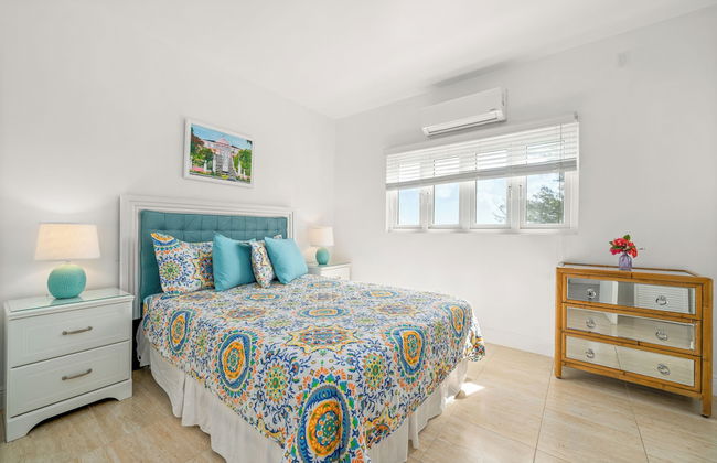 Modern, Stunning & Bright Central Beach Villa - Photo 2