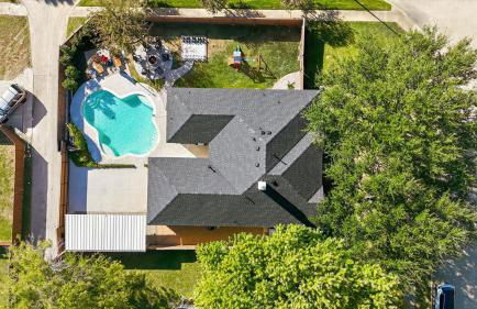 4-BD 2-BA with Backyard Pool Retreat + Game Room - Foto 44