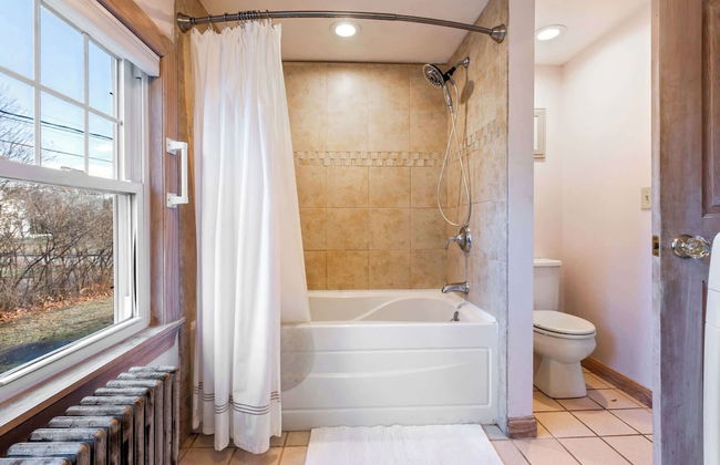 Ogunquit Village 4BR Walk to Beach, Dining & Town Center - Photo 28