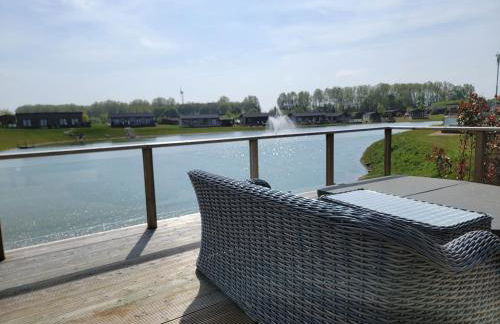 Luxury 2-Bed Lodge in Routh Sleeps 4 with Hot Tub - Foto 8