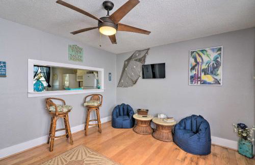 Walk to Beach Breezy Galveston Apt with Deck! - Foto 7