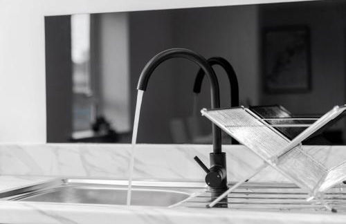 Stylish Apartment - 2 Bedrooms - Balcony - Parking - Netflix - Wifi - 7MC - Foto 23