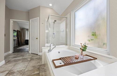 Artist Retreat at Cypress Creek - Hotub - Sleeps 9 - Photo 45