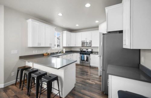 Charming Family Stay w Arcade Theatre Ski Haven Walking trails and river walk in backyard - Foto 10