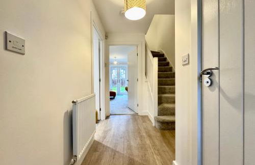 Stylish 2 Bedroom Home Near Lake with Free Parking & Garden - Photo 7