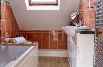 BOHO BEACH HOUSE- SLEEPS 8- 2 MIN DRIVE FROM BOSCOMBE PIER- SUPERFAST WiFi- FLAT SCREEN SMART TV- FREE ON STREET PARKING! - Photo 24