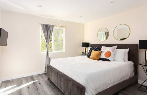 Unwind in Spacious 2BR Apt Sleeps 6 with Parking - Foto 13