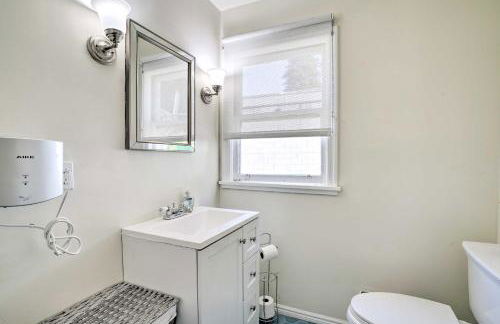 Sun-Dappled Retreat Walk to Restaurants! - Foto 16