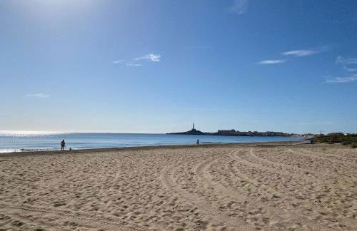 La Manga km 0, pisos estudios - planta baja - 100m de la playa - studio flats - ground floor - 100m from the beach, cada con bicis & tabla SUP, piscina & pádel & tenis & más - each with bikes & SUP board, pool & paddle & tennis & more - Foto 49