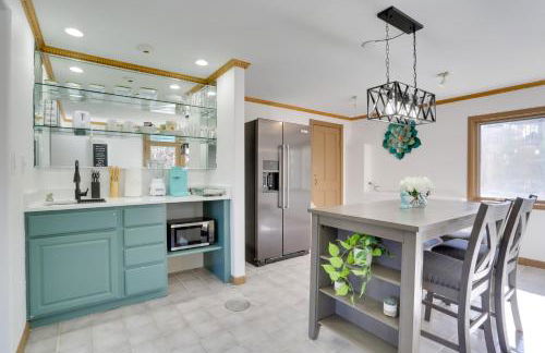 6 Mi to Barr Lake Apt with Yard and Pool Access! - Foto 1