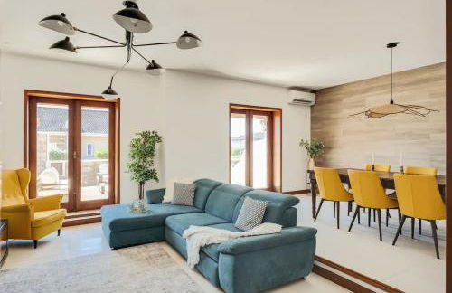 Beach Villa with Jacuzzi & Garage by HostWise - Foto 19