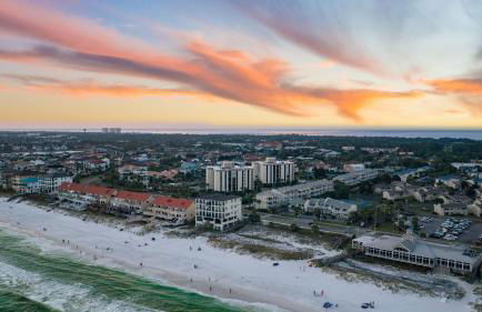 Steps from the Sand Bright Coastal Stay w Pool Access Coastal Hideaway by AvantStay - Foto 34