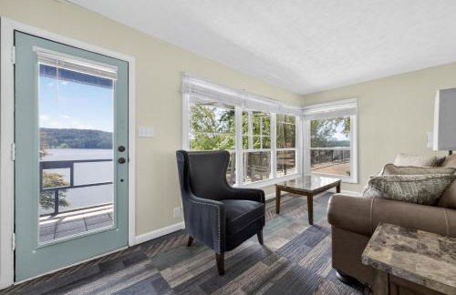 Lakefront Getaway with Private Dock & Scenic Views home - Foto 8