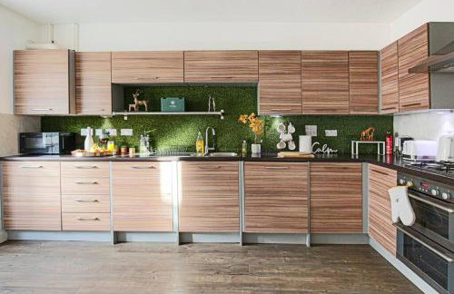 Stylish House with Smart TVs and Netflix, Fast Wifi, Free Parking and Garden by Yoko Property - Foto 23