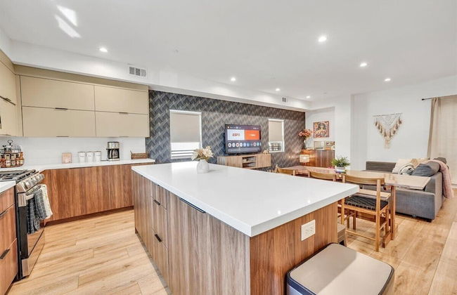 Luxurious Townhome - Photo 12