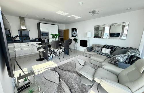 Luxury Waterfront Apartment With Panoramic View - Photo 2